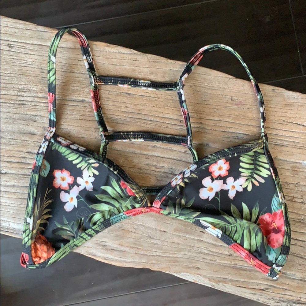 Stone fox swim tropical top